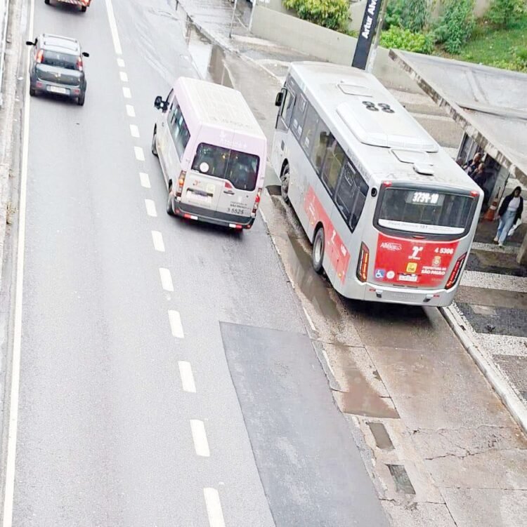 Vazamento de esgoto atinge ponto de ônibus  no Metrô Artur Alvim
