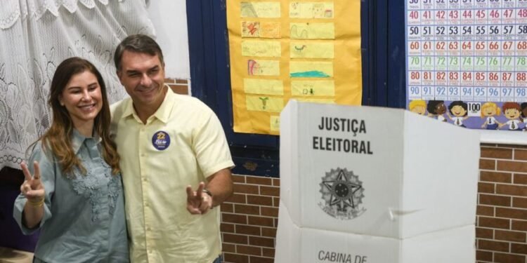 Ao votar no Rio de Janeiro, Flávio diz que representa a mudança