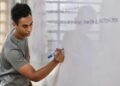 Aprovados em Medicina e Direito na USP voltam a escola estadual de Ribeirão Preto para incentivar estudantes às vésperas dos vestibulares