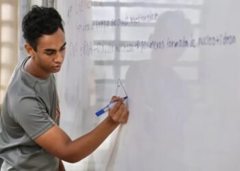 Aprovados em Medicina e Direito na USP voltam a escola estadual de Ribeirão Preto para incentivar estudantes às vésperas dos vestibulares