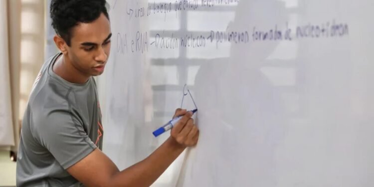 Aprovados em Medicina e Direito na USP voltam a escola estadual de Ribeirão Preto para incentivar estudantes às vésperas dos vestibulares