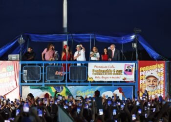 “Ato vergonhoso”, diz Lula sobre fuga de Flávio Bolsonaro