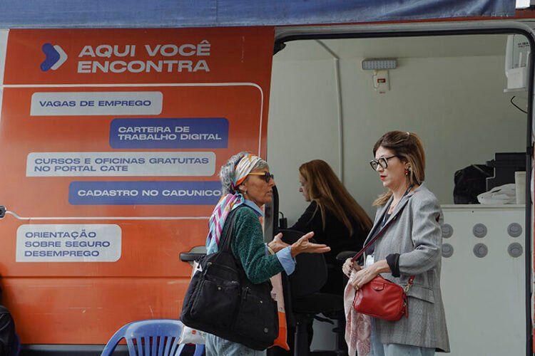 Câmara de SP encerra programação do Outubro Rosa com serviços gratuitos de saúde e emprego