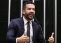 Deputado André Janones é internado com arritmia em São Paulo