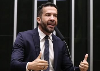 Deputado André Janones é internado com arritmia em São Paulo