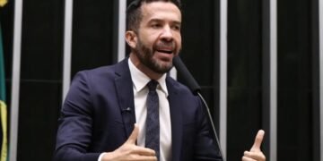 Deputado André Janones é internado com arritmia em São Paulo