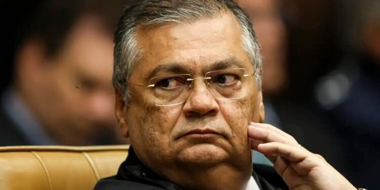 Dino manda PF apurar interferência externa no processo eleitoral