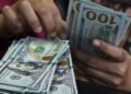 Dólar fecha abaixo de R$ 5 e recua 1,58% na semana