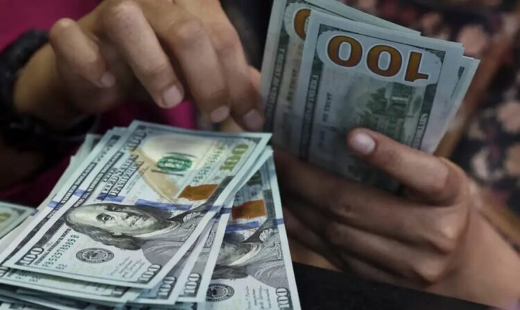 Dólar fecha abaixo de R$ 5 e recua 1,58% na semana