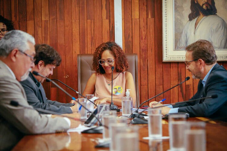 Educação de Jovens e Adultos: Projeto que proíbe fechamento de turmas presenciais da EJA avança na Comissão de Educação