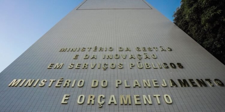 Governo libera R$ 5,2 bilhões para reforçar assistência social e saúde