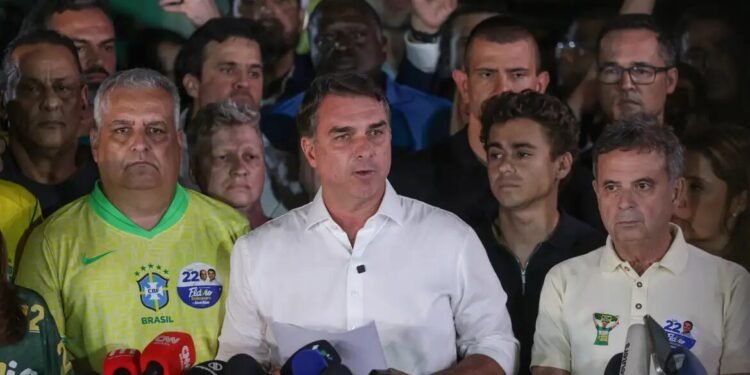 Investigações contra Flávio continuam no STF mesmo após fuga