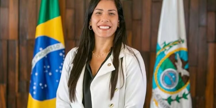 Justiça proíbe deputada de incentivar demissão de opositores