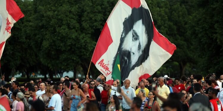Lula e eleitores idosos se emocionam em “festa de aniversário”