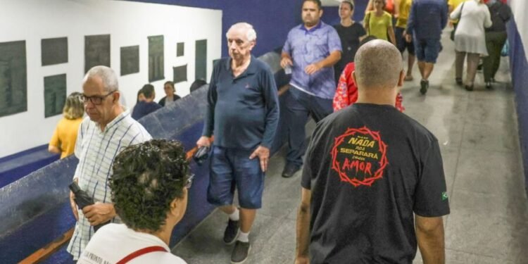 "Não poderia ficar de fora", diz idoso que votou 10 dias após cirurgia
