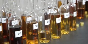 O que faz uma cachaça ser premiada? Conheça os bastidores da avaliação