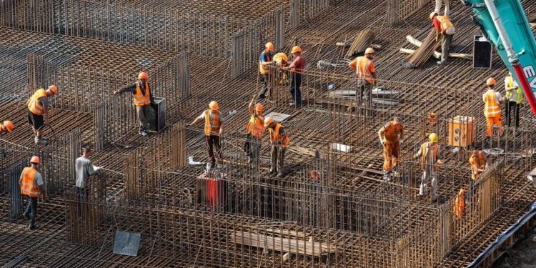 SP acumula mais de 173 mil vagas na área da construção civil este ano; veja como se inscrever